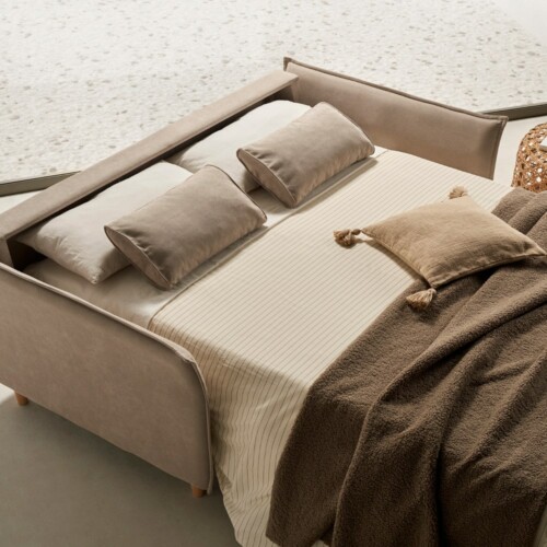 La imagen muestra el sofá cama de apertura italiana Tabat abierto, se ve el colchón y las almohadas