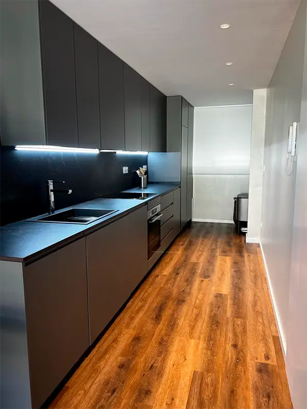 Cocina oscura completa