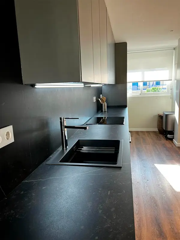 Cocina oscura lateral