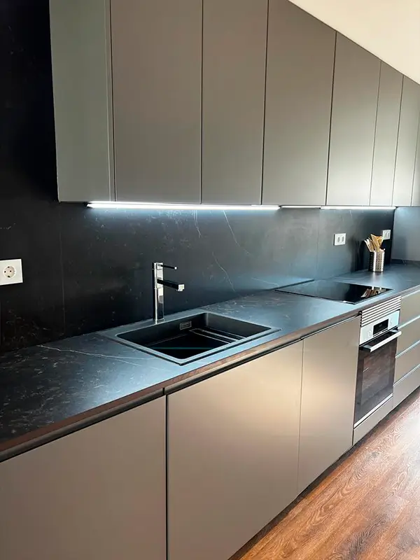 Encimera y grifería cocina