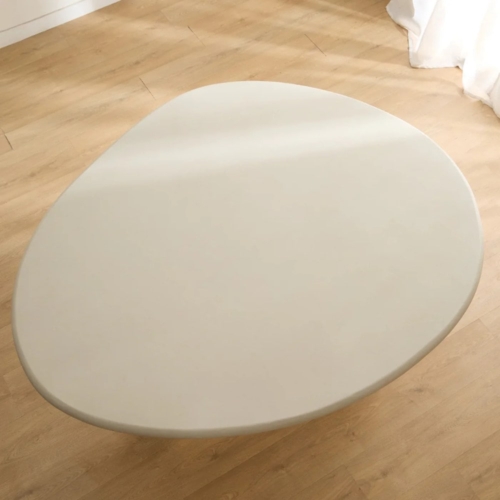 Mesa blanca detalle sobre desigual Microcemento Dune WABI