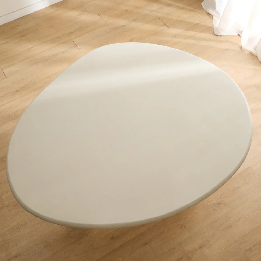 Mesa blanca detalle sobre desigual Microcemento Dune WABI