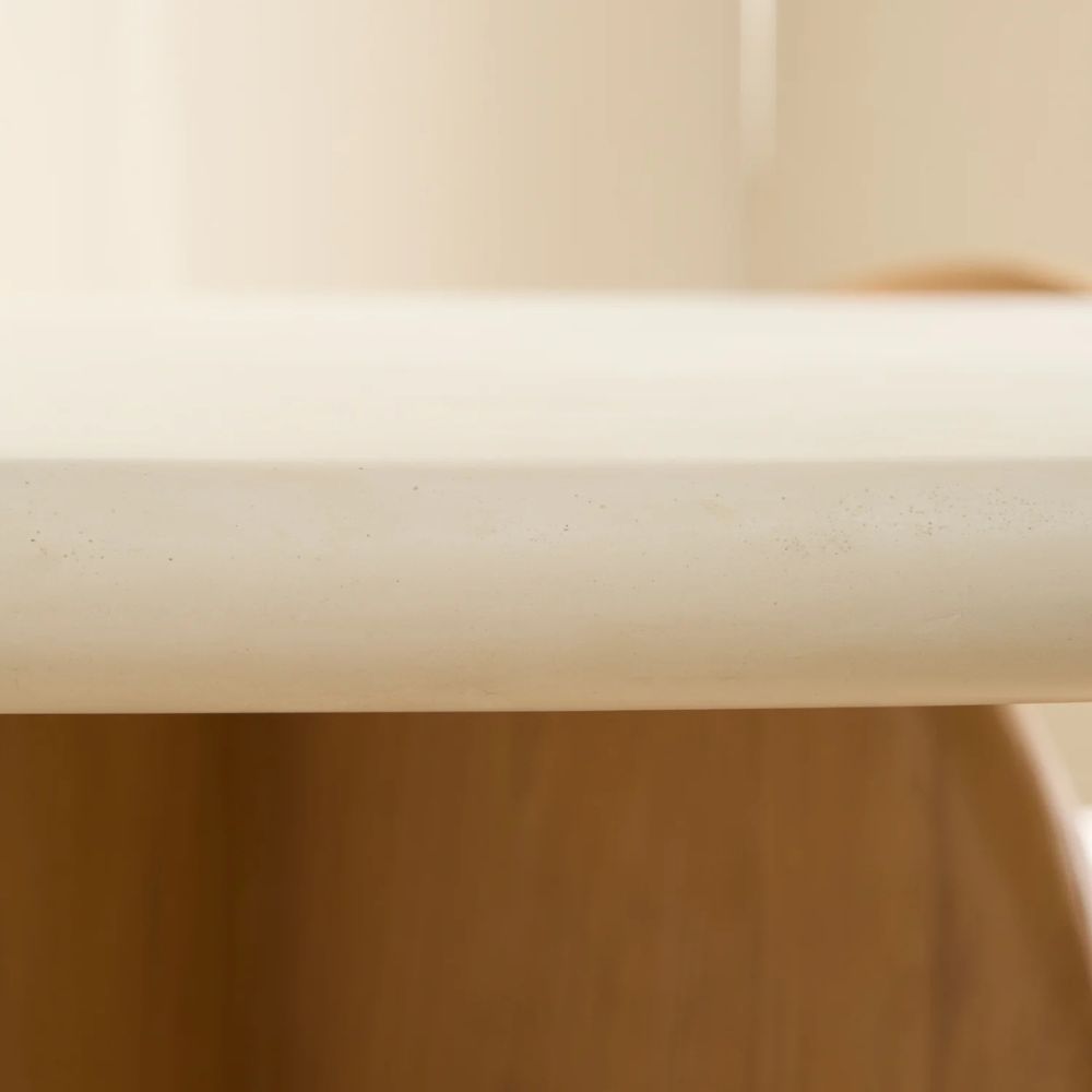 Mesa Heli de microcemento y madera estilo mediterráneo en comedor moderno WABI