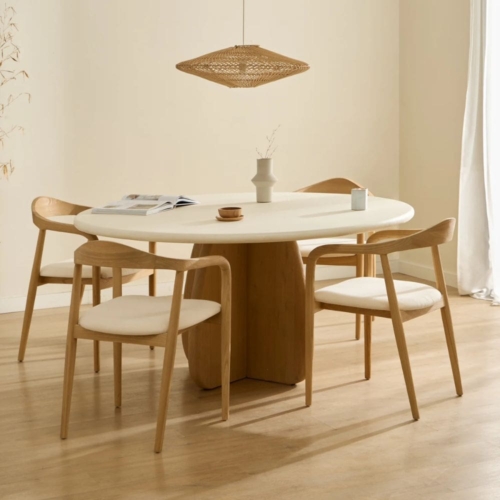 Mesa Heli de microcemento y madera estilo mediterráneo en comedor moderno WABI