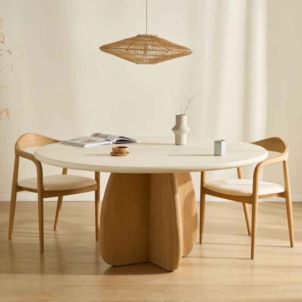 Mesa Heli de microcemento y madera estilo mediterráneo en comedor moderno WABI